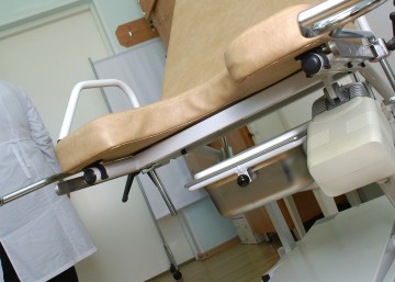 Medicul ginecolog acuzat de luare de mită rămâne sub control judiciar